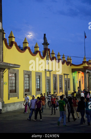 Parque Hidalgo con il Palazzo Comunale in Piazza Coyoacan in notturna a Città del Messico DF Foto Stock