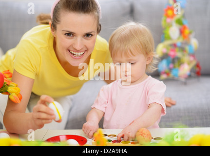 Felice il bambino e la madre facendo decorazioni di Pasqua Foto Stock