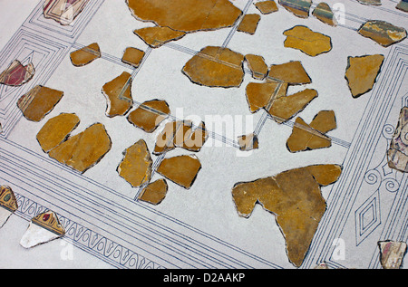 Dipinto a mano frammenti dalla camera di sepoltura del re Erode (37-4 BC ) nella conservazione dei laboratori all'interno del museo di Israele a Gerusalemme occidentale Israele Foto Stock