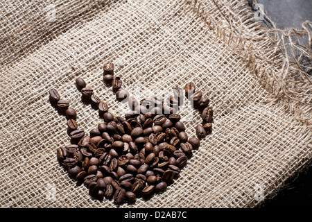 I chicchi di caffè in forma di tazza Foto Stock