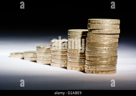 Ordine crescente di pile di British una libbra di monete suggerendo la crescita economica Foto Stock