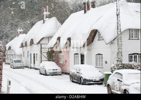 Neve caduta sul cottage con il tetto di paglia nel pittoresco villaggio di Micheldever in Hampshire England Regno Unito. © Peter Titmuss Foto Stock