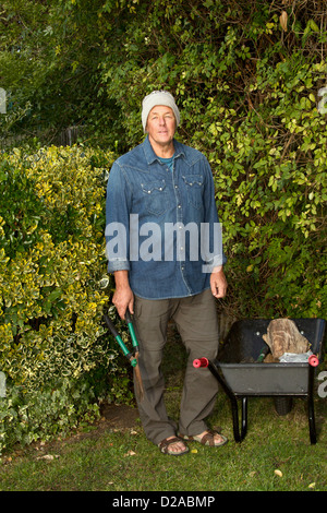 Vecchio Uomo che lavora in giardino Foto Stock