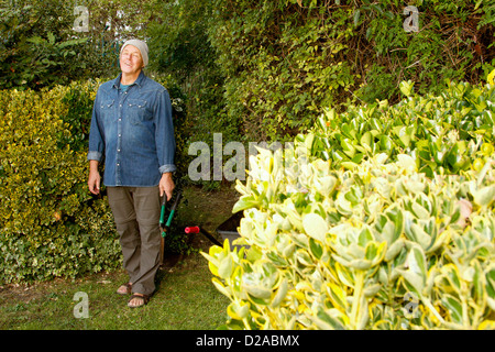 Vecchio Uomo che lavora in giardino Foto Stock