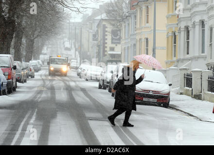 Brighton, Sussex, Regno Unito. 18 gennaio 2013. Una donna cammina a lavorare lungo Ditchling luogo come la neve cade in Brighton questa mattina Foto Stock