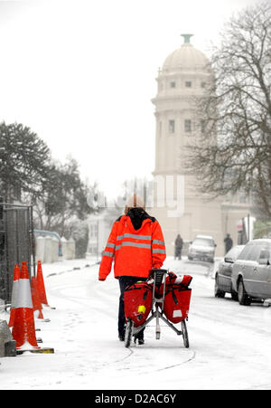 Brighton, Sussex, Regno Unito. 18 gennaio 2013. Un postino battaglie attraverso la neve in Queens Park area di Brighton questa mattina Foto Stock
