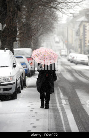 Brighton, Sussex, Regno Unito. 18 gennaio 2013. Una donna cammina a lavorare lungo Ditchling luogo come la neve cade in Brighton questa mattina Foto Stock
