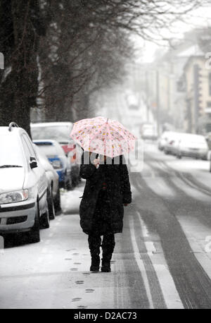 Brighton, Sussex, Regno Unito. 18 gennaio 2013. Una donna cammina a lavorare lungo Ditchling luogo come la neve cade in Brighton questa mattina Foto Stock