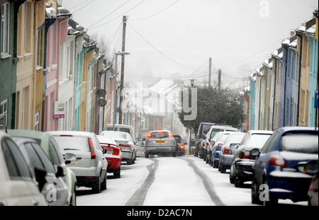 Brighton SUSSEX REGNO UNITO 18 Gennaio 2013 - Traffico negozia con cautela le ripide stradine dell'area di Hannover in Brighton come la caduta di neve Foto Stock