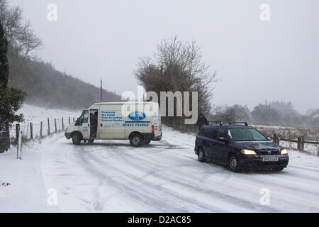 Il Galles, Regno Unito, 18 gennaio 2013. Un Halfords camion si blocca nella neve e blocca la A44 trunk road vicino Ponterwyd nel Galles centrale. Neve pesante e alta venti di provocare pericolose condizioni di guida su strade gallese. Foto Stock