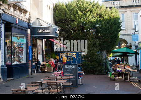 I tavoli fuori il Primrose cafe di Clifton, Bristol. Foto Stock