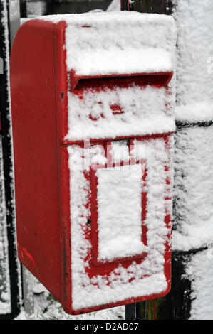 Aberystwyth, Wales, Regno Unito. 18 gennaio 2013. I forti venti hanno la neve soffiata attraverso la faccia di questa casella postale in Comins Coch, Aberystwyth, Wales, Regno Unito - come parti del Galles soffrono condizioni di blizzard - 18 gen 2013. Credito: John Gilbey / Alamy Live News Foto Stock