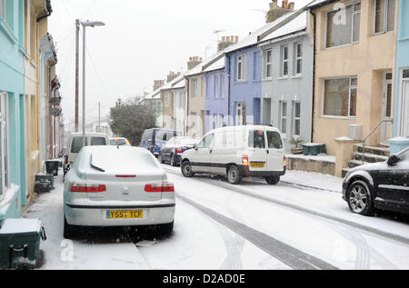 Brighton SUSSEX REGNO UNITO 18 Gennaio 2013 - Traffico negozia con cautela le ripide stradine dell'area di Hannover in Brighton come la caduta di neve Foto Stock