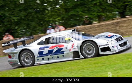 1997 Mercedes CLK GTR con driver Bernd Schneider presso il 2012 Goodwood Festival of Speed, Sussex, Regno Unito. Foto Stock