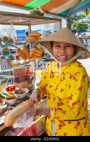 Il Vietnam, Nha Trang, Strada fornitore alimentari vendita panini Baguette Foto Stock