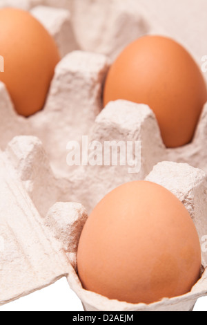 Molti giallo fresco Uova di gallina nel contenitore Foto Stock