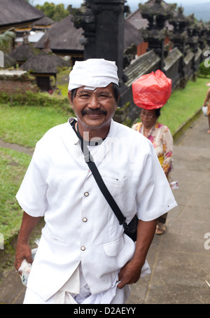 BALI - gennaio 22. Pellegrini Balinese al Tempio madre di Besakih on gennaio 22, 2012 a Bali, Indonesia. Foto Stock