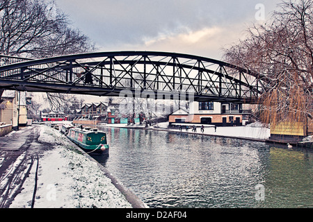 Le barche e i canottieri lungo il fiume Cam, Cambridge Foto Stock