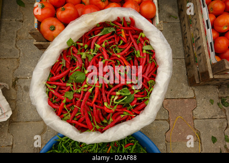 Un sacco di chili in un mercato a bodrum, Turchia Foto Stock