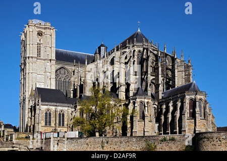 Cattedrale Romana di Saint Julien a Le Mans sul cielo azzurro sfondo, Pays de la Loire regione nel nord-ovest della Francia Foto Stock