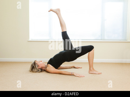 Lo yoga pone - ponte gamba estesa Foto Stock