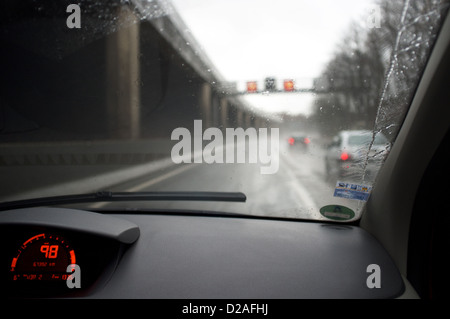 La guida su fondo bagnato autostrada (Autobahn) Wuppertal Germania Foto Stock