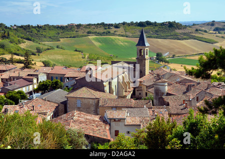 Vista aerea del villaggio di Lautrec con la sua chiesa nel sud della Francia. Regione Midi-Pyrénées, Dipartimento del Tarn Foto Stock