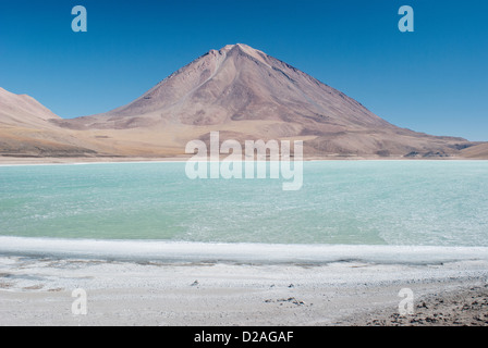 Laguna verde con il vulcano Licancabur in background Foto Stock