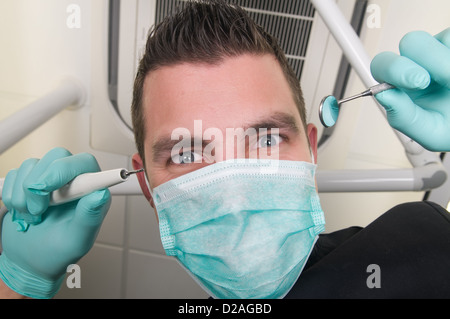 Immagine del dentista, come si vede dal paziente. dal punto di vista, giacente in cattedra Foto Stock