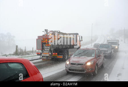 Brighton SUSSEX REGNO UNITO. 18 Gennaio 2013 - un autocarro gritting ottiene attraverso come ci è stato ingorghi sulle strade a Woodingdean vicino a Brighton questa mattina come condizioni di Blizzard ha reso quasi impossibile da ottenere attraverso la fotografia scattata da Simon Dack/Alamy Live News Foto Stock