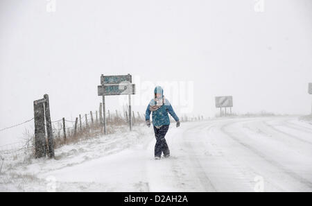 Brighton SUSSEX REGNO UNITO. 18 Gennaio 2013 - La strada Falmer a Woodingdean vicino a Brighton è diventata quasi impraticabile per i veicoli Foto Stock