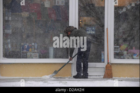 Brighton SUSSEX REGNO UNITO. 18 Gennaio 2013 - Un negozio proprietario cancella la neve a Woodingdean vicino a Brighton questa mattina come condizioni di Blizzard ha reso quasi impossibile da ottenere attraverso la fotografia scattata da Simon Dack/Alamy Live News Foto Stock