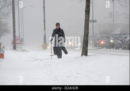 Brighton SUSSEX REGNO UNITO. 18 Gennaio 2013 - Una donna si fa strada a piedi come ingorghi sulle strade a Woodingdean vicino a Brighton questa mattina come condizioni di Blizzard ha reso quasi impossibile da ottenere attraverso la fotografia scattata da Simon Dack/Alamy Live News Foto Stock