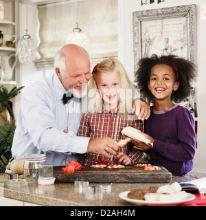 Famiglia la cottura biscotti di Natale insieme Foto Stock