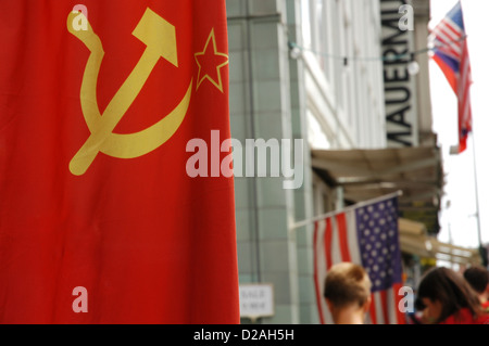 Bandiera dell'ex URSS al Checkpoint Charlie. Berlino. Germania. Foto Stock