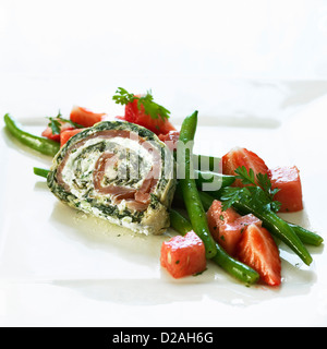 Tagliate a fette il rullo a sandwich con verdure Foto Stock