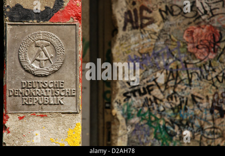 Germania. Berlino. Il simbolo nazionale della Repubblica Democratica Tedesca. Un martello e una bussola, circondato da una corona di segale. Foto Stock