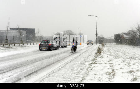 Brighton SUSSEX REGNO UNITO. 18 Gennaio 2013 - La strada Falmer a Woodingdean vicino a Brighton è diventata quasi impraticabile per i veicoli di questa mattina come blizzard condizioni impostate nella fotografia scattata da Simon Dack/Alamy Live News Foto Stock