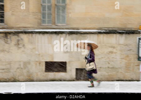 Oxford, Regno Unito. Il 18 gennaio 2013. Una donna di battaglie il blizzard nella città di Oxford. Neve pesante ha colpito la città turistica.Pete Lusabia/Alamy Live News Foto Stock