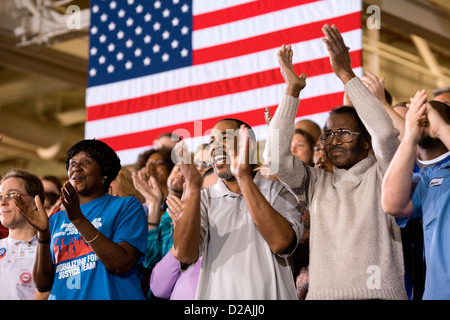 I lavoratori di applaudire durante il Presidente Barack Obama il commento alla Daimler Detroit Diesel Facility Dicembre 10, 2012 in Redford, Michigan. Foto Stock