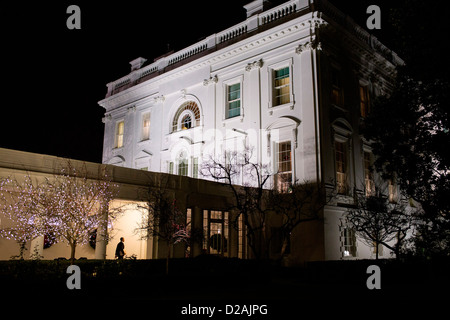 Il Presidente Usa Barack Obama passeggiate lungo il colonnato della Casa Bianca 12 Dicembre 2012 a Washington, DC. Foto Stock