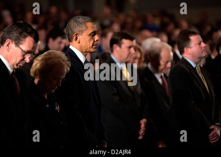 Il Presidente Usa Barack Obama assiste a Sandy Hook veglia interconfessionale a Newtown High School Dicembre 16, 2012 in Newtown, CT. Foto Stock