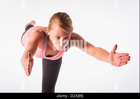 La donna a praticare yoga Foto Stock