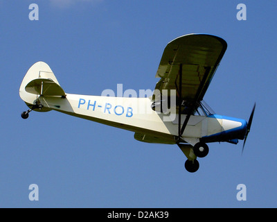 Piper Super Cub 150 a Hoogeveen aeroporto. Foto Stock