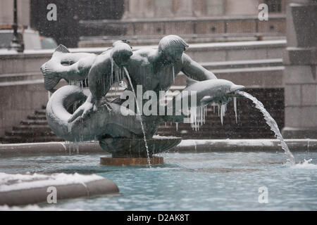 Ghiaccioli pendono dalla coperta di neve una fontana come in Trafalgar Square, Londra, Regno Unito. 18 gennaio 2013. Foto Stock