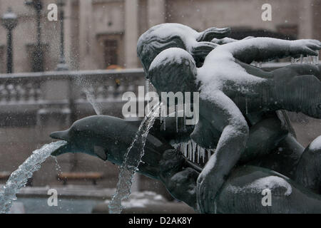 Ghiaccioli pendono dalla coperta di neve una fontana come in Trafalgar Square, Londra, Regno Unito. 18 gennaio 2013. Foto Stock