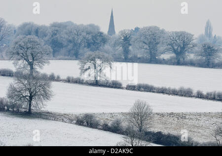 I campi di ghiaccio nelle vicinanze del Thorpe Malsor, Northamptonshire, Regno Unito è rinforzato per una maggiore più neve più tardi di oggi, 18 gennaio 2013. Foto di John Robertson/Alamy live news. Foto Stock