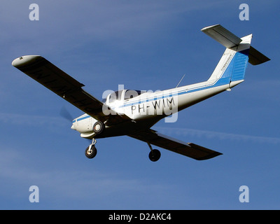 Il Piper PA-38-112 Tomahawk è un aereo da addestramento leggero utilizzato per l'addestramento al volo. È stato fotografato all'aeroporto di Teuge, noto per le sue attività di aviazione generale e le operazioni della scuola di volo. Foto Stock
