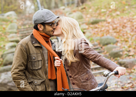 Giovane kissing in posizione di parcheggio Foto Stock