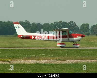 Il Cessna 152 II, PH-JVB, è un aereo da addestramento leggero a due posti comunemente utilizzato per l'addestramento al volo. Visto qui rullante a Deventer - Teuge, è noto per la sua semplicità, stabilità e affidabilità, che lo rendono ideale per i nuovi piloti. Foto Stock